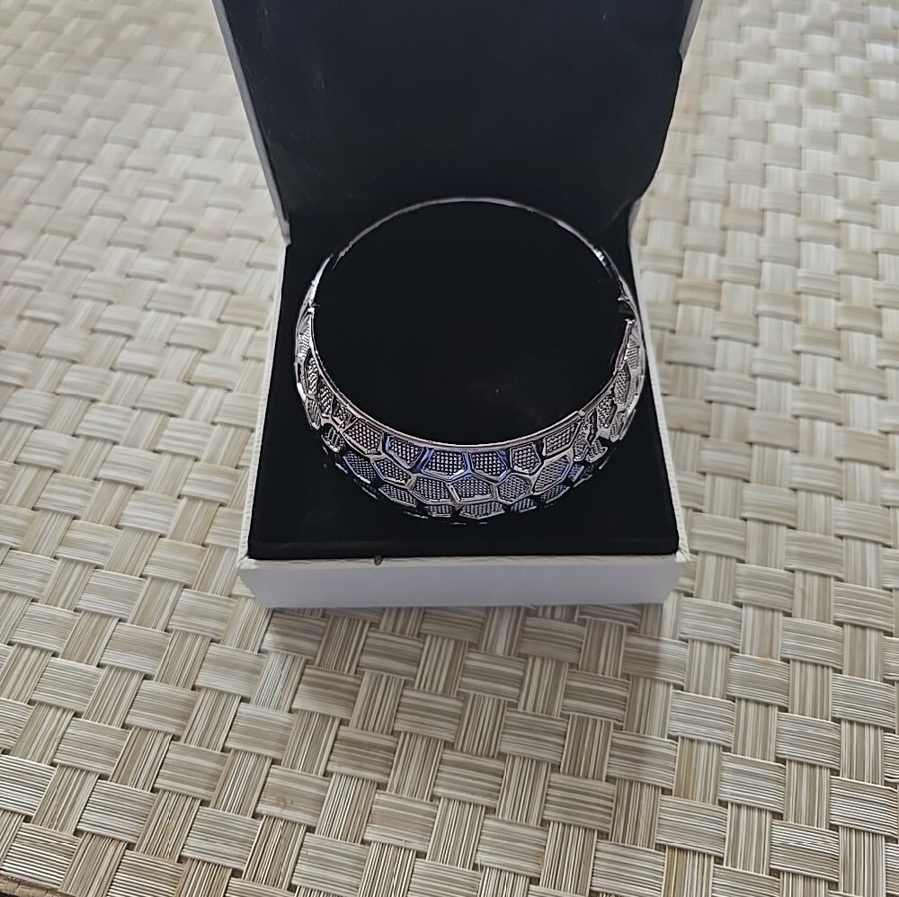 Textured Silver-Pattern Bangle Bracelet - Picture 2 of 2